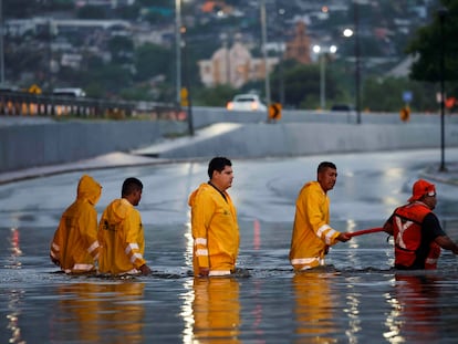 Empleados del Gobierno trabajan para drenar un paso a desnivel inundado por el paso de la tormenta tropical 'Alberto' en Monterrey.