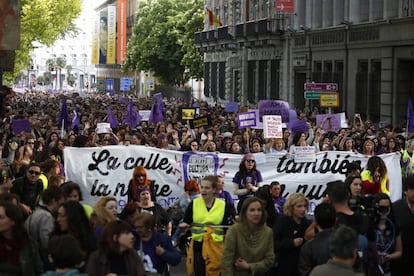 Cientos de personas protestan contra la sentencia del 'caso La Manada' este viernes en Madrid.
