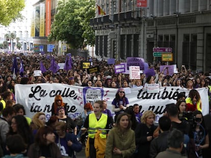 Cientos de personas protestan contra la sentencia del 'caso La Manada' este viernes en Madrid.