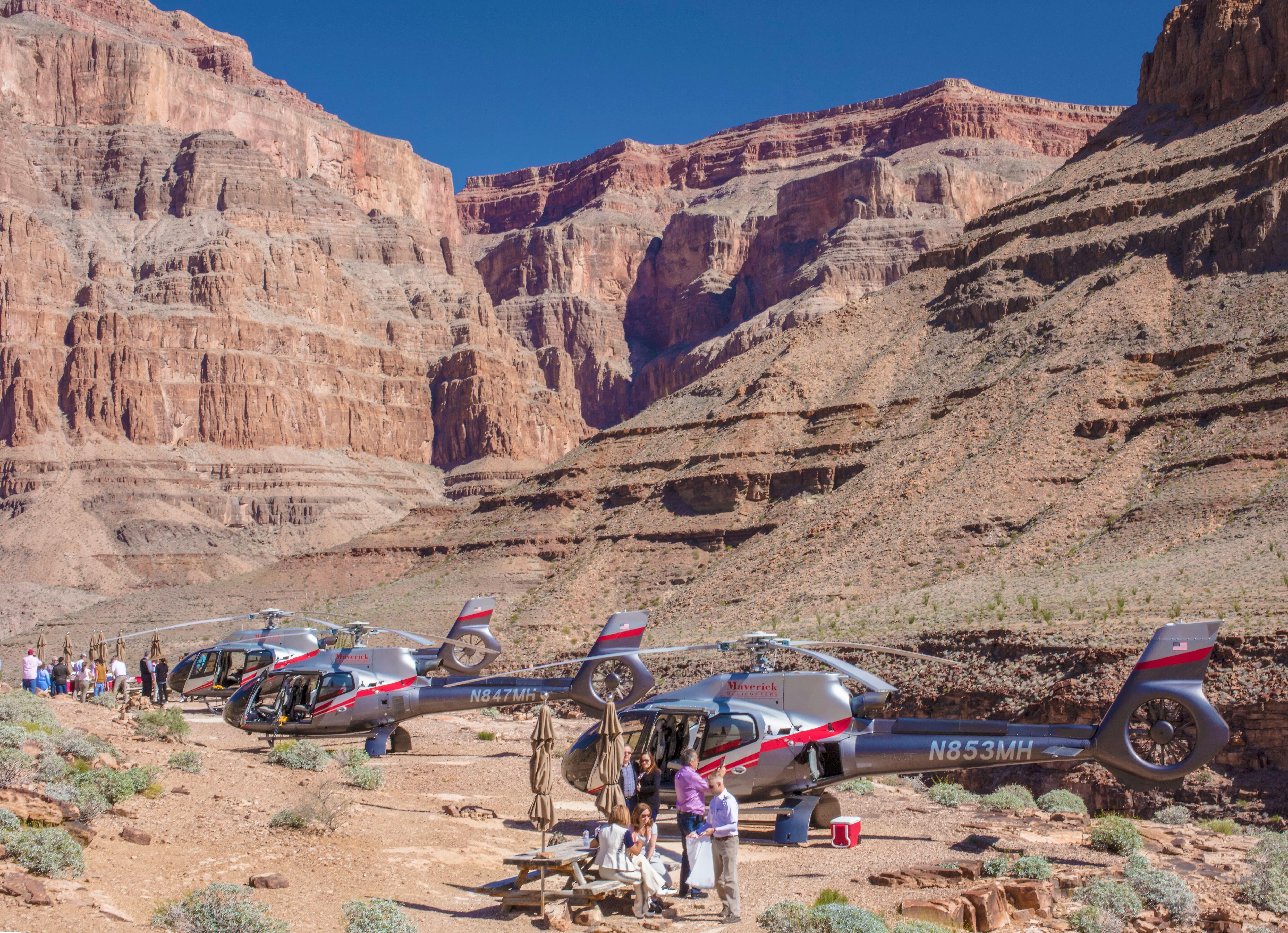 Varios helicópteros en el Gran Cañón (Nevada).