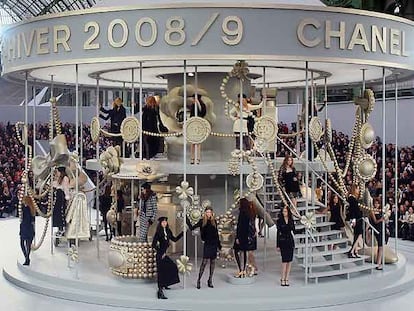 Karl Lagerfeld presentó su colección en un tiovivo en el que la iconografía de Chanel (las perlas, las camelias, el bolso guateado...) sustituía a los caballitos.