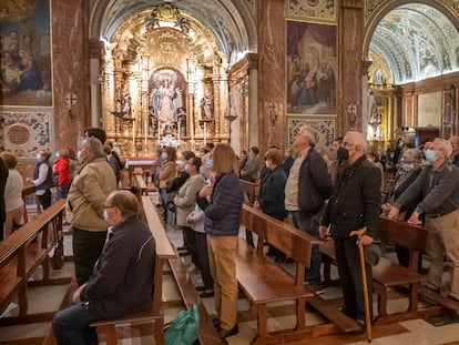 Fieles en misa en la basílica de la Macarena en Sevilla, en abril.