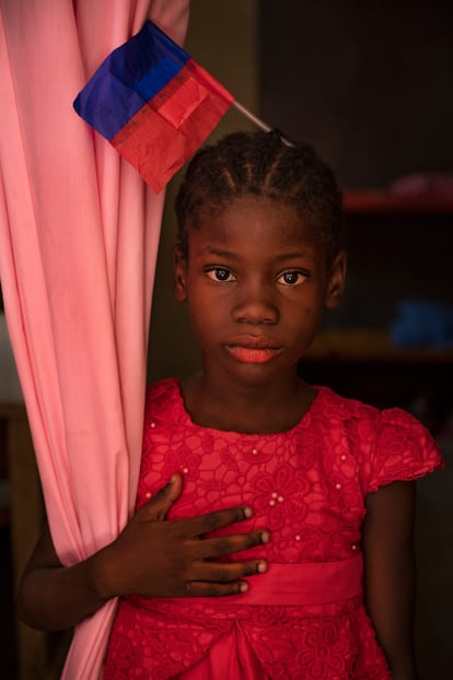  Leica tiene ocho años. Sus padres la dejaron en la puerta de la casa de acogida para niñas Famille Kizito, en el barrio de Cité Soleil, en Puerto Príncipe. 