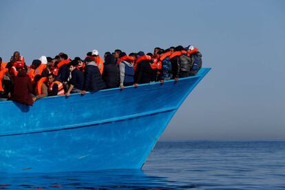 Migrantes rescatados por una ONG frente a las costas de Libia el pasado abril.