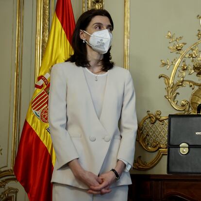 MADRID, 12/07/2021.- La nueva ministra de Justicia, Pilar Llop, tras recibir la cartera de manos de su antecesor en el cargo, Juan Carlos Campo, durante el acto de traspaso de cartera celebrado este lunes en la sede del ministerio. EFE/Chema Moya