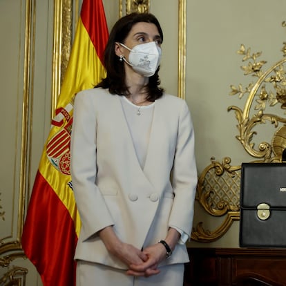 MADRID, 12/07/2021.- La nueva ministra de Justicia, Pilar Llop, tras recibir la cartera de manos de su antecesor en el cargo, Juan Carlos Campo, durante el acto de traspaso de cartera celebrado este lunes en la sede del ministerio. EFE/Chema Moya