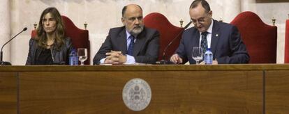 El presidente del Tribunal Constitucional, Francisco Pérez de los Cobos (centro), en la Universidad de Valladolid.