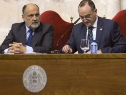 El presidente del Tribunal Constitucional, Francisco P&eacute;rez de los Cobos (centro), en la Universidad de Valladolid.