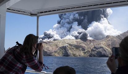Al menos cinco personas han muerto por la erupción este lunes del volcán Whakaari, en una isla deshabitada al noreste de Nueva Zelanda. Cerca de 50 turistas visitaban la zona cuando se produjo la explosión, según ha informado un portavoz de la policía neozelandesa, John Tims. En la imagen, la nube de ceniza sobre el volcán Whakaari, al norte de Nueva Zelanda, vista desde un barco.