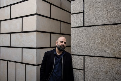 Roberto Saviano, en el en el cementerio de Casal di Principe, la ciudad de la periferia napolitana que durante años comandó el clan de los Casaleses, la familia camorrística que le condenó a muerte.