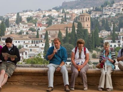 Turistas en la Alhambra con el Albaic&iacute;n al fondo.