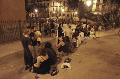 Jóvenes haciendo botellón en la plaza del 2 de mayo.