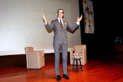 Juan José Padilla saluda al público asistente a la clausura del congreso de tauromaquia.