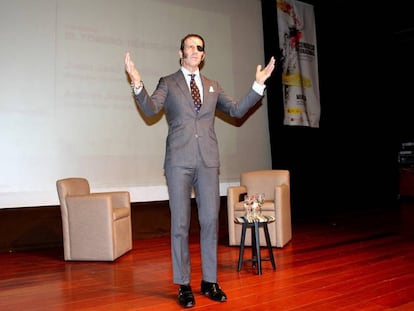 Juan José Padilla saluda al público asistente a la clausura del congreso de tauromaquia.