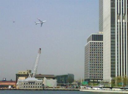 En un ejercicio autorizado, uno de los aviones presidenciales es escoltado por un F-16 sobre la Gran Manzana.