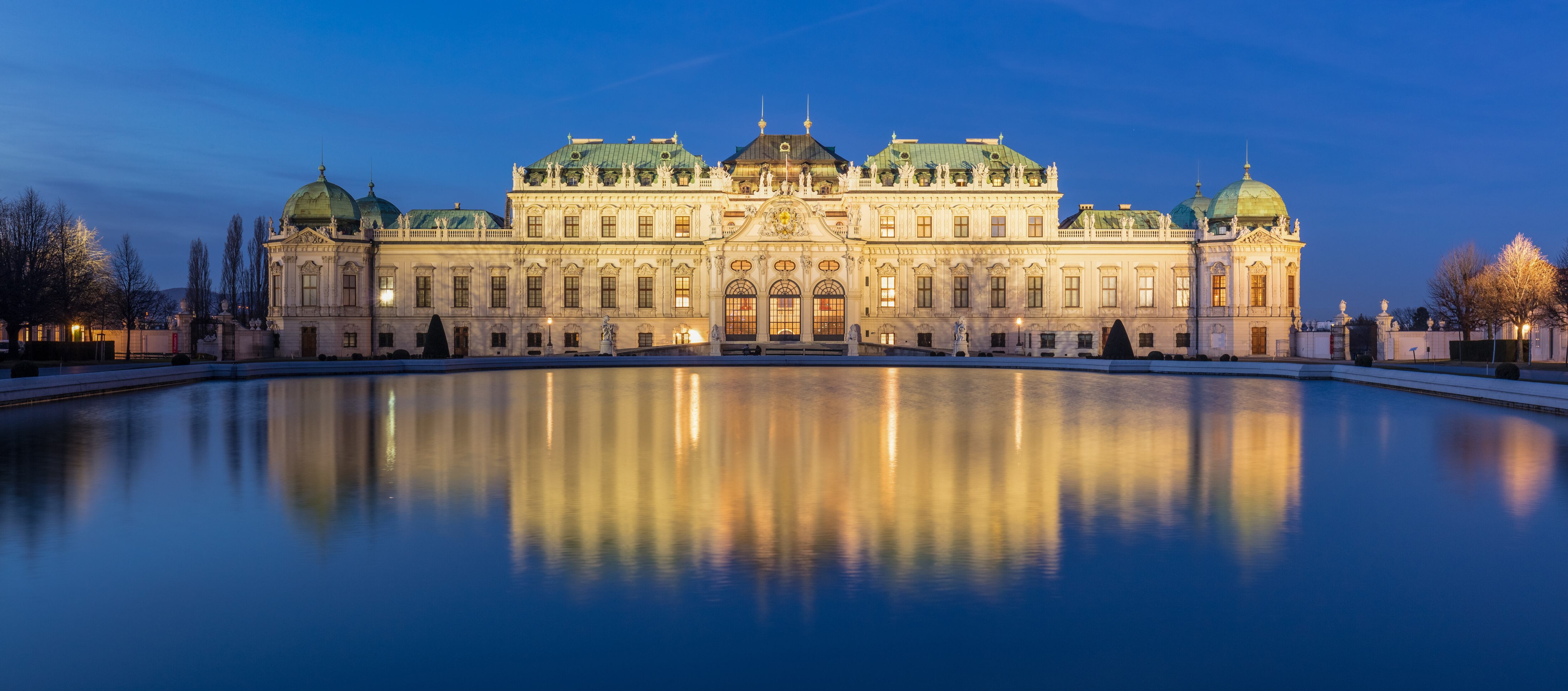 Palacio Belvedere Superior durante la hora azul, en Viena (Austria).