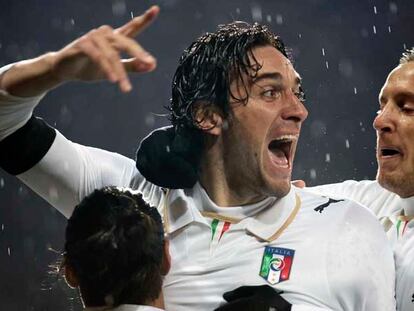 Luca Toni celebra con Ambrosini el primer gol de Italia.