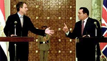 El primer ministro británico, Tony Blair (izquierda), en una rueda de prensa con el presidente egipcio, Hosni Mubarak, en El Cairo.