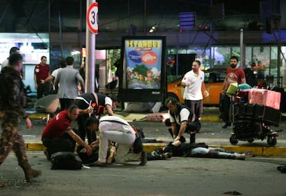 Servicios sanitarios atienden a los heridos en el atentado de Estambul.