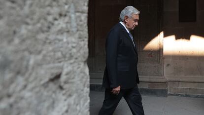 El presidente de México en una caminata en Palacio Nacional.