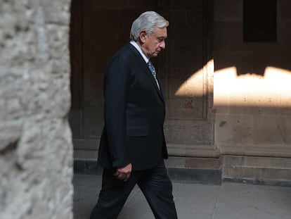 El presidente de México en una caminata en Palacio Nacional.