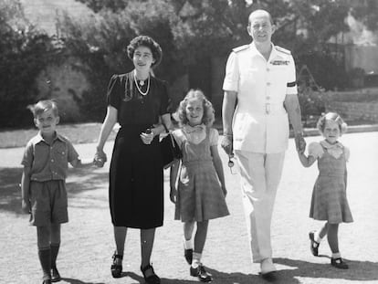 El rey Pablo I de Grecia y su esposa, Federica de Hannover, junto a sus tres hijos: Constantino, Sofía e Irene, en los jardines del antiguo Palacio Real de Atenas, a mediados de los años cuarenta.