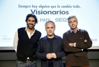 De izquierda a derecha, el director adjunto de EL PAÍS, Vicente Jiménez, el cocinero Ferran Adrià y el periodista de la cadena Ser Carles Francino.