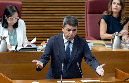 El presidente de la Generalitat valenciana, Carlos Mazón, durante la sesión de control en Les Corts Valencianes, este jueves.