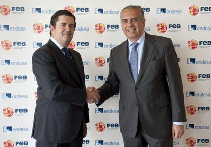 El presidente de Endesa, Borja Prado, y el de la FEB, José Luis Sáez.