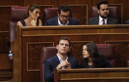 El líder de Ciudadanos, Albert Rivera, junto a la portavoz del partido, Inés Arrimadas, este martes en el Congreso.