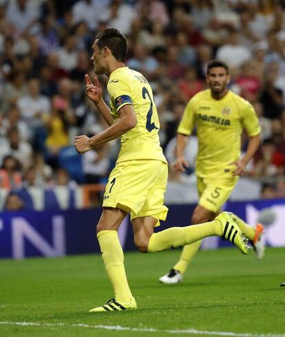 El centrocampista del Villarreal Bruno Soriano celebra su gol, primero del equipo frente al Real Madrid, durante el partido de la quinta jornada de la Liga de Primera División que se juega en el estadio Santiago Bernabéu.