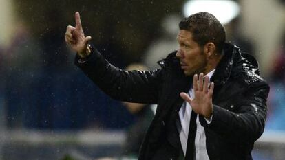 Simeone gesticula durante el partido ante el Académica.