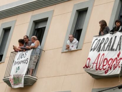 Miembros de las familias de La Corrala La Alegría vigilando, este martes, la zona de la calle Feria por miedo al desalojo.