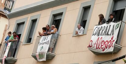 Miembros de las familias de La Corrala La Alegría vigilando, este martes, la zona de la calle Feria por miedo al desalojo.