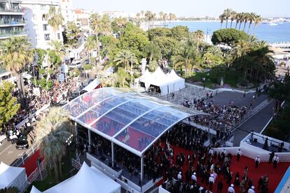 Los invitados llegan para la proyección de 'Final Cut (Coupez!)', durante la ceremonia de apertura del festival de Cannes. La organización del certamen ha subrayado su postura en contra de la guerra en Ucrania, anunciando pocos días antes de su inicio la proyección de 'Mariupolis 2', documental póstumo del cineasta lituano Mantas Kvedaravicius, asesinado por las Fuerzas Armadas rusas el pasado 2 de abril durante el asedio a la ciudad de Mariúpol.