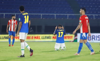 Paquetá celebra de joelhos ao fim da partida contra o Paraguai pelas Eliminatórias para a Copa do Mundo, na terça-feira.