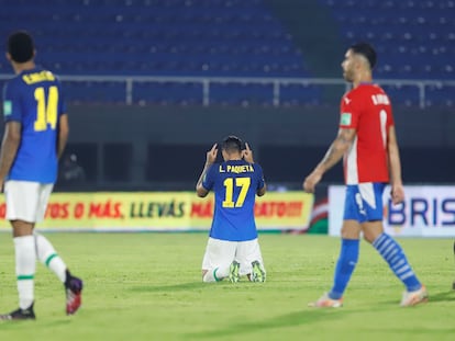 Paquetá celebra de joelhos ao fim da partida contra o Paraguai pelas Eliminatórias para a Copa do Mundo, na terça-feira.