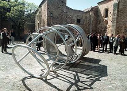 Escultura de Susana Solano instalada en la plaza de las Veletas del casco antiguo de Cáceres.