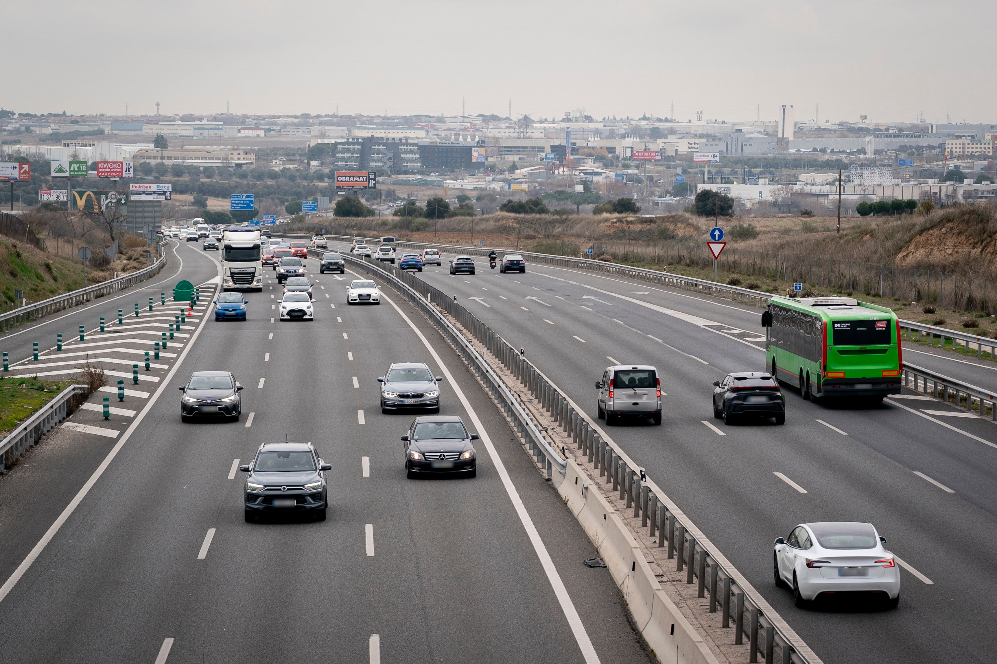 FACUA denuncia ante Consumo a Amazon, AliExpress y Leroy Merlin por vender balizas sin conectividad con la etiqueta “homologada por DGT”