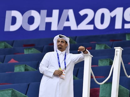 Un empleado de los Mundiales de atletismo de Doha.
