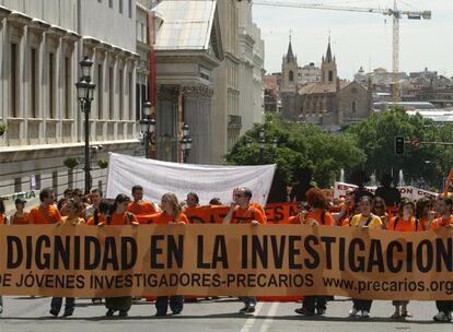 La Federación de Jóvenes Investigadores Precarios (FJI-Precarios) se manifestó en mayo en Madrid a favor de la contratación estable.