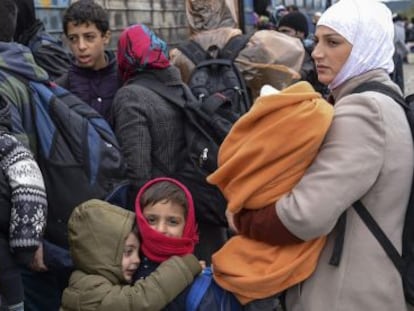 Un grupo de refugiados aguarda este viernes para subirse a un tren desde Gevgelija (Macedonia) hacia Serbia.