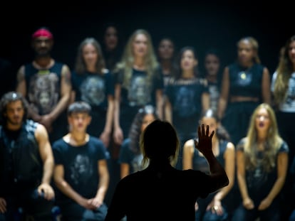 Nacho Cano, de espaldas, durante el pase gráfico del musical 'Malinche', el pasado 13 de septiembre.