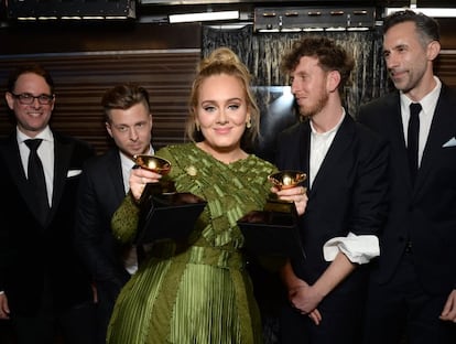 A pesar de que reconoce que Beyoncé merecía haber ganado alguno de los cinco Grammys que se lleva a casa, Adele posa orgullosa con dos de ellos.