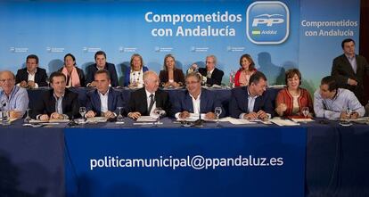 Zoido, en el centro, en el Consejo de Alcaldes del PP de Andaluc&iacute;a.