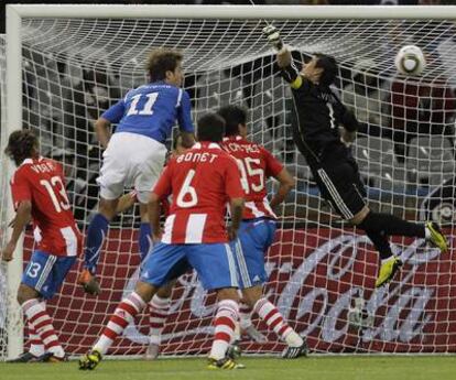 Justo Villar se traga el balón antes de que De Rossi, que no aparece en la foto, lo recoja y marque el gol del empate para el actual campeón del mundo.