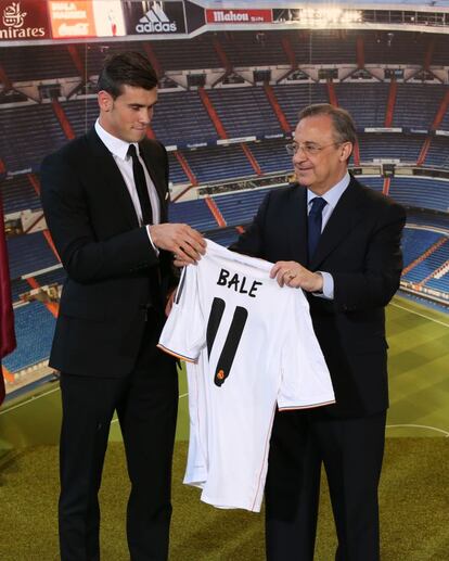 Bale y Florentino sostienen la nueva camiseta del galés.