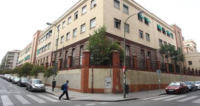 Una de las fachadas del Taller de Artillería, en la calle de Raimundo Fernández Villaverde.
