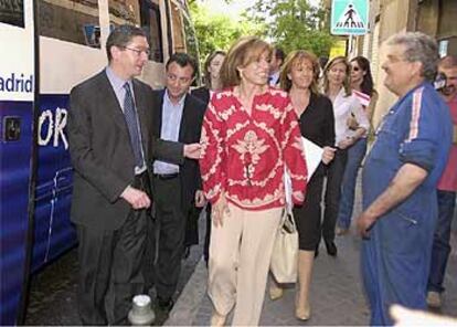 El candidato del PP a la alcaldía de Madrid, Alberto Ruiz-Gallardón, y su 'número tres', Ana Botella, han iniciado este lunes de campaña con la visita a las instalaciones del Servicio de Atención de Violencia Doméstica del Ayuntamiento de Madrid. En la imagen, ambos conversan bromean tras bajar del autobús.