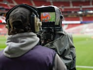 Un operador de cámara, en el Estadio Metropolitano del Atlético de Madrid.